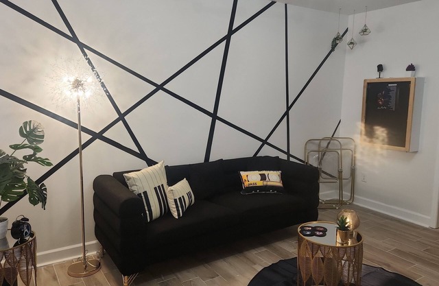 Cozy studio apartment in charming Memphis with AC, WiFi Elvis Design