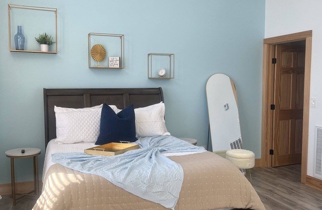 Cozy studio apartment centrally located with only a 6 min drive to Broadway