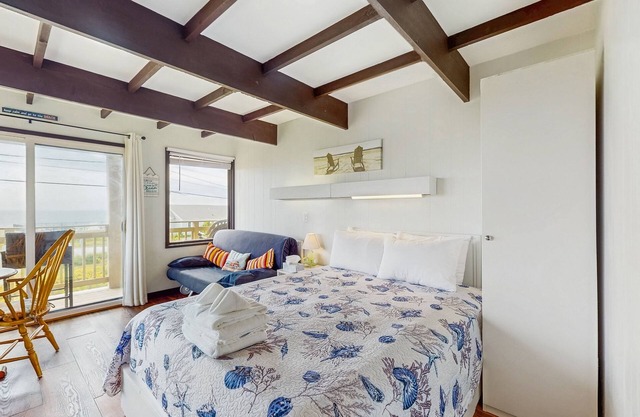Cozy studio condo close to the beach with bay views and deck
