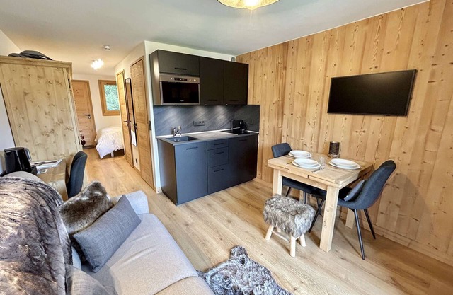 Cozy Studio for 2 with Balcony, Near Ski Lifts, Covered Parking - Demi-Quartier