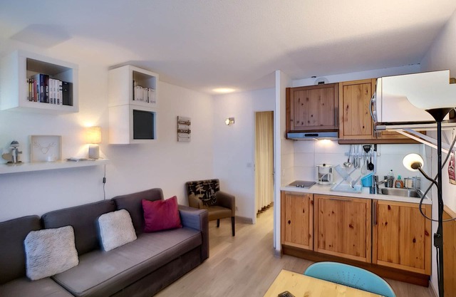 Cozy studio for 2 at La Croisette, Les Menuires, with balcony and parking