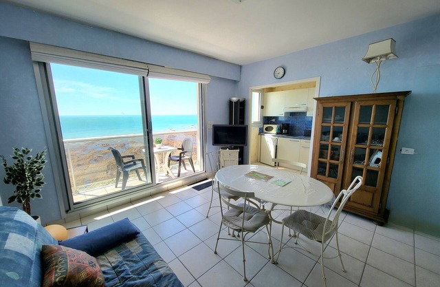 Cozy studio with balcony, pets allowed, private parking, near beach and shops