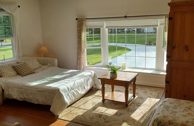 Cozy studio in charming Elkton with AC and WiFi included. 3 miles from Fair Hill