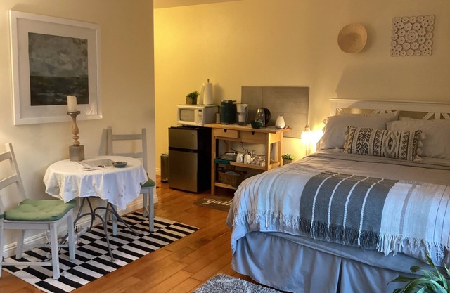 Cozy studio super close to great hiking