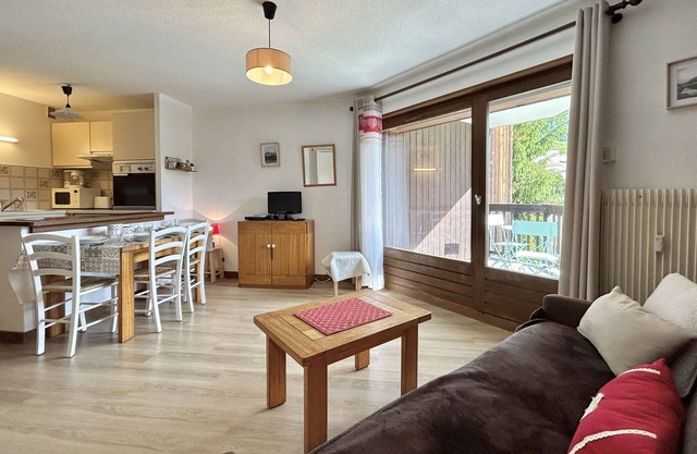 Cozy Studio with Balcony, Near Ski Lift, Pool & Tennis, Megève - Sleeps 4