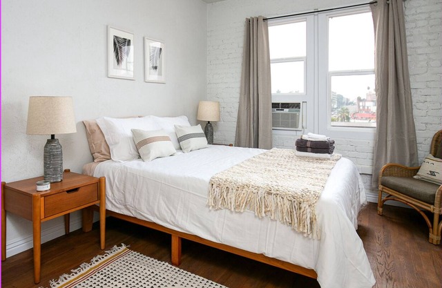 Cozy Studio with Contemporary Features, near DTLA