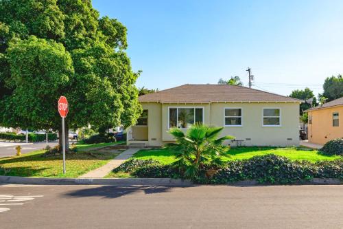 Cozy & Stylish Home Spacious Fully Equipped Stay