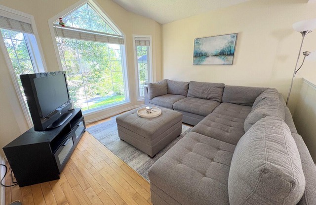 Cozy Suburban Getaway Near Riverside Pathways Nestled In A Friendly Community.