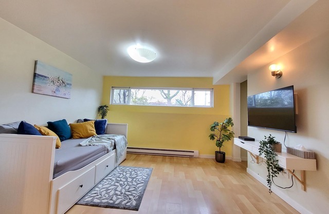Cozy suite w/2 beds & full kit.