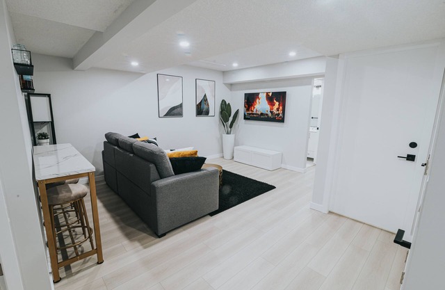 Cozy suite with separate entrance, 15 mins to airport, free WiFi and parking.