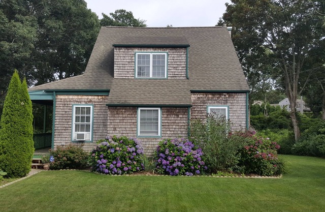 Cozy summer cottage, short walk to beach and historic Watch Hill village