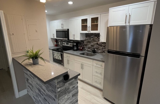 Cozy sunny Guesthouse close to Fort Lauderdale Sawgrass