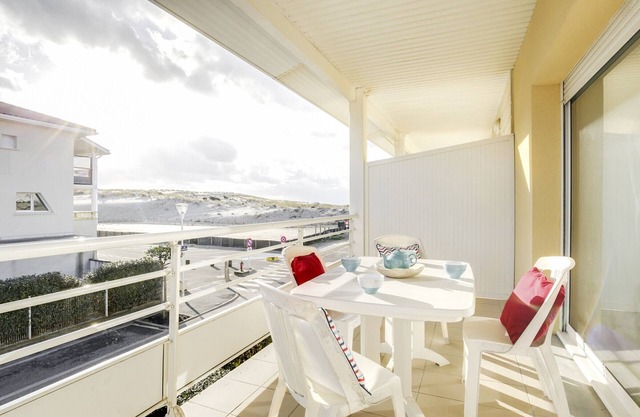 Cozy T3 with Balcony, 50m from Ocean, Parking Included, Sleeps 4