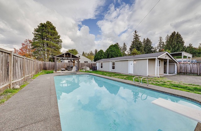 Cozy Tacoma Getaway w/Grill & Hot Tub!