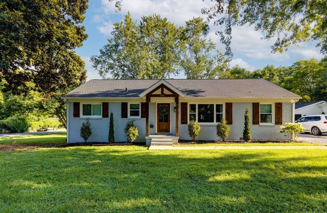 Cozy & Tasteful 3Br Cottage Walkable to Downtown