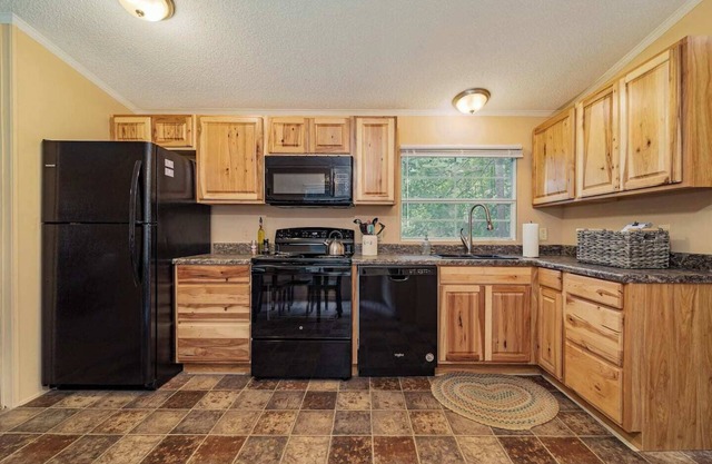 Cozy Terrace~28 Day Midterm~All Parks Pass~FASTWI-FI~Private Backyard~Deck~Grill