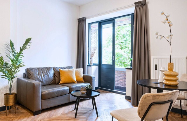 Cozy Tilburg space with 100+ Mbps WiFi, smart TV, and private balcony—ideal for work and relaxation.