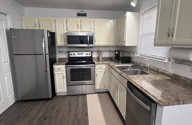 Cozy townhome in adorable Bristol with WiFi, AC and dedicated Work area