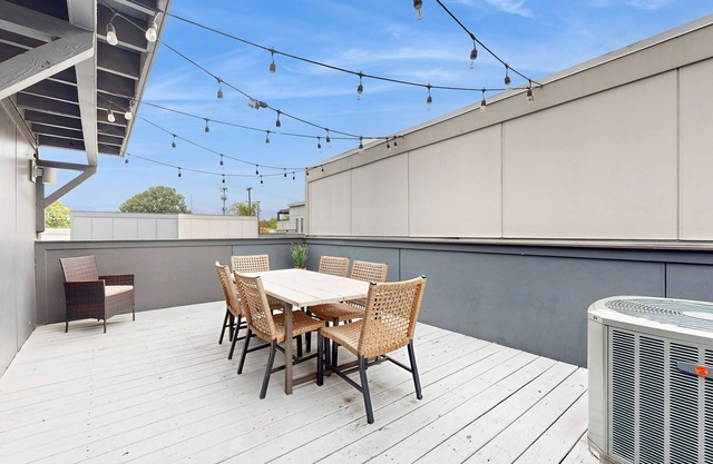 Cozy townhome with Full Kitchen, Garage & Private Rooftop Terrace