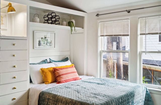 Cozy Treehouse Studio in Charming Clarksville