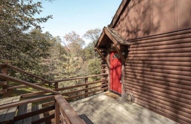Cozy Treetop A-Frame, Fireplace, Arcade Games, Record Player