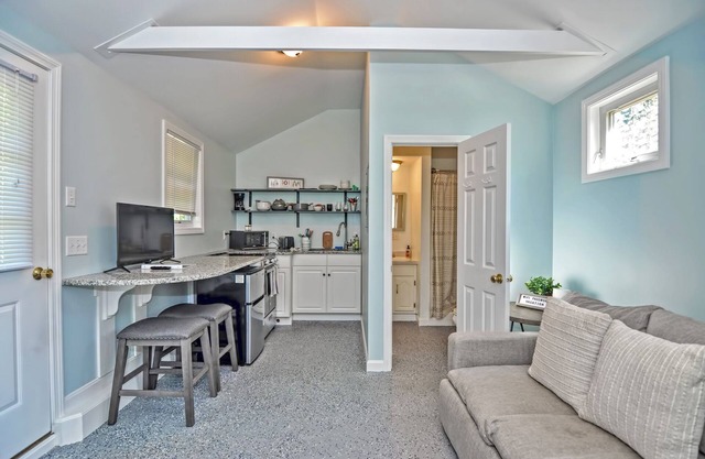 Cozy Truro Cottage pet friendly and close to the beach!