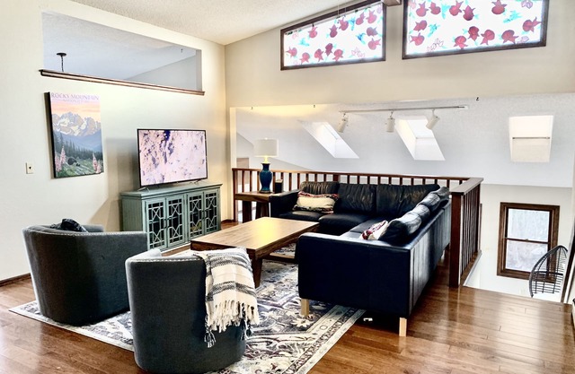 Cozy Up with Luxe Beds, Indoor Spa & Decks with a View! Sleeps 16, Pets+