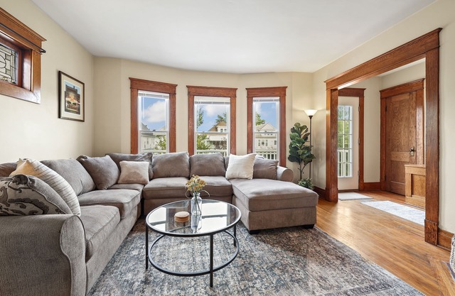 Cozy Upper 3 bed 2 full bath + loft + balcony