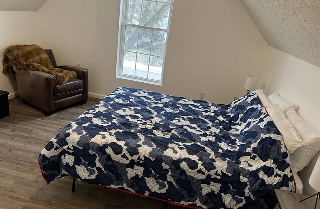 Cozy upstairs apartment on Bellefontaine 5 minutes from Mass Avenue Indy.