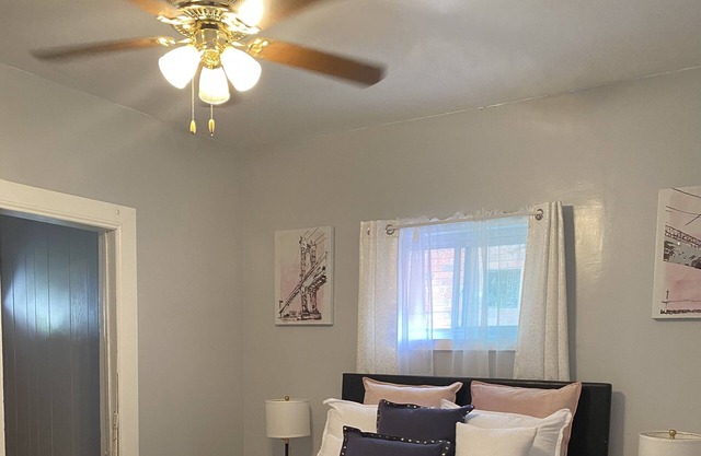 Cozy Urban Apartment! Private & Perfect for long stays! W/ High speed Internet.