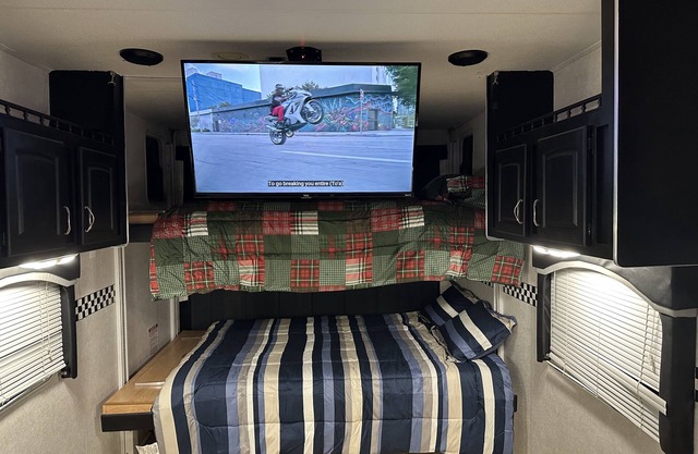 cozy vegas stay with 3 queen beds, shops within half a mile,and freeway nearby