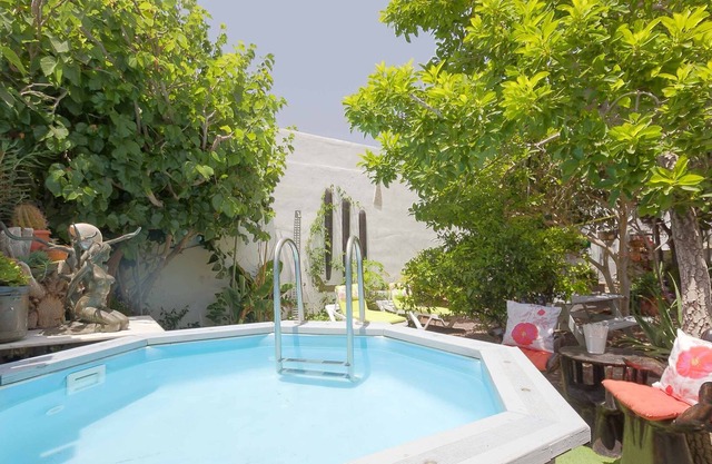 Cozy Villa Balinés with High-Speed Wi-Fi, Garden, Jacuzzi & Mountain View; Parking Available