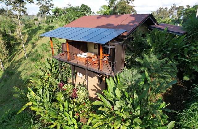 Cozy villa with AC, jacuzzi, WiFi near La Fortuna and Arenal Volcano, Costa Rica