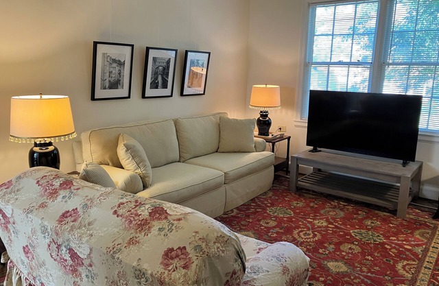 Cozy vintage Heathwood condo 2.5 miles to USC, 8-12 min to all hospitals