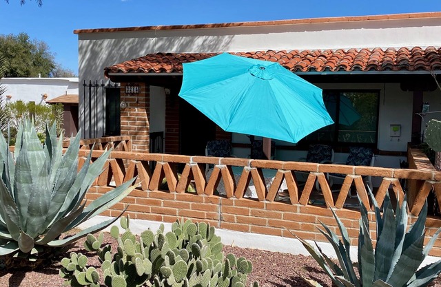 Cozy Vintage Two Bedroom Villa In Green Valley