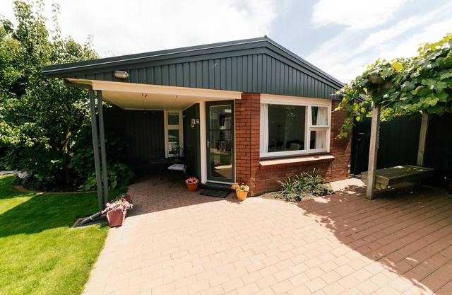 Cozy, warm, sunny, fully self-contained flat and separate sleepout