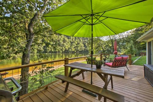 Cozy Waterfront Cottage with Deck on White River!