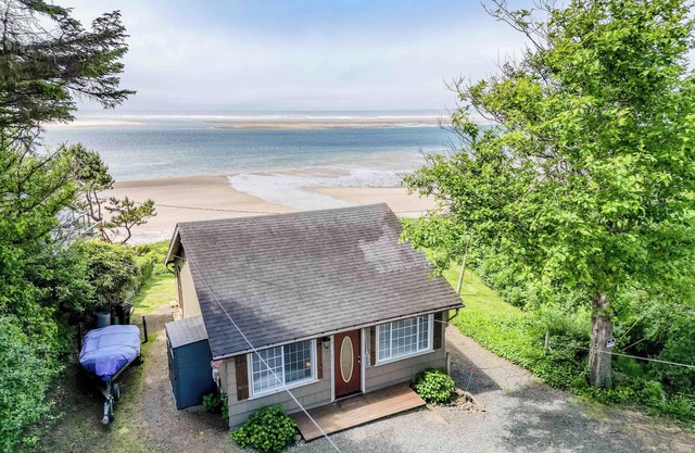 Cozy Waterfront Escape on Netarts Bay, Stunning Views, Dog-Ok