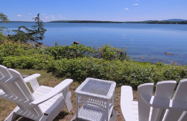 Cozy waterfront getaway for two with views of the ocean and mountains in Acadia!