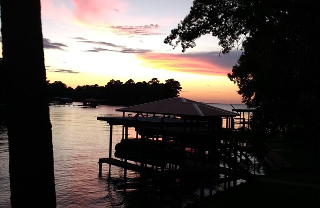 Cozy Waterfront Nestled In A Peaceful Cove Great For Swimming And Fishing +WiFi