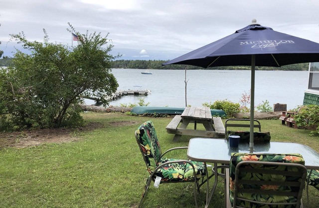 Cozy Waterfront Victorian Cottage (pet friendly)