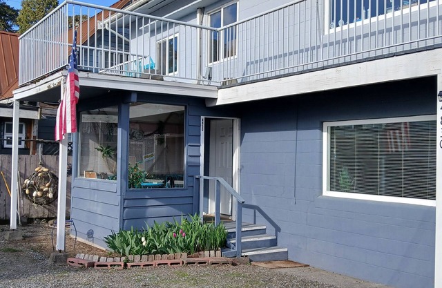 Cozy waterview 2-bedroom condo,73 steps from beach. WiFi, AC in Birch Bay, WA