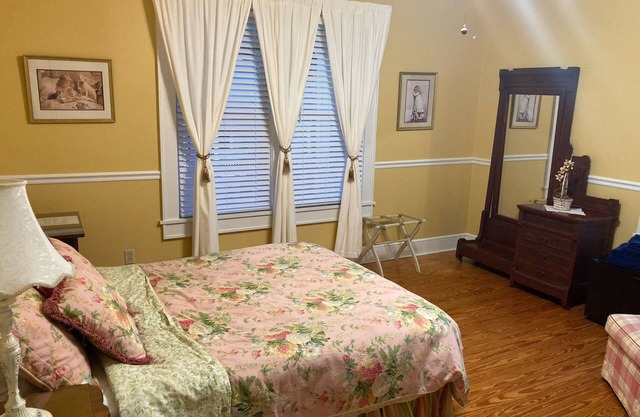 Cozy Waynesville retreat near Cataloochee Ski Area - Lucile Room