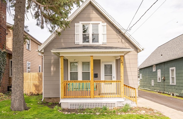 Cozy~Winton Village~King~Short walk to restaurants