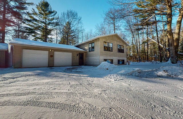 Cozy wooded home w/access to snowmobile trail, near town, lakes, & bike trails