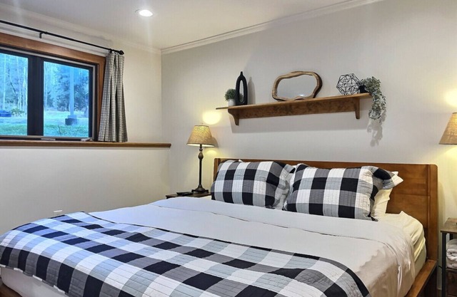 CozyDen - AC, Grill, Bike to Mountain, Porch!