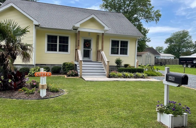 CoZyQ is a 2-bedroom, 2 full baths cottage in charming Chincoteague Island, VA