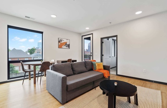 CozySuites Mass with parking, lounge and roof deck 5