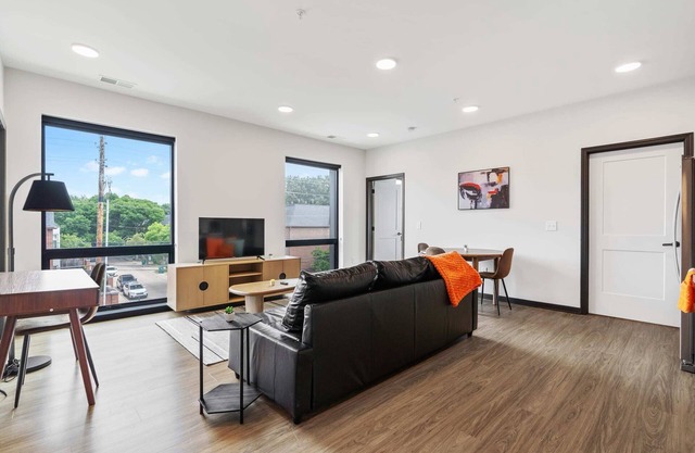 CozySuites Mass with parking, lounge and roof deck 20