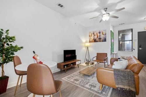 CozySuites Music Row Spacious 1BR with free parking 56